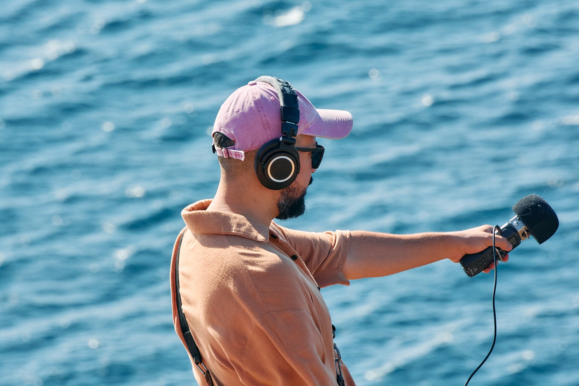 Michell Moreno grabando en terreno
